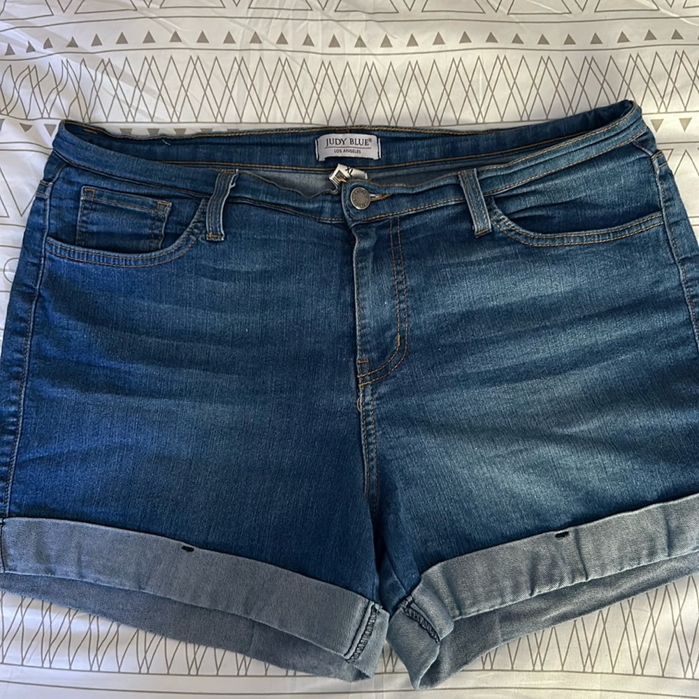 XL Judy Blue cuffed jean shorts